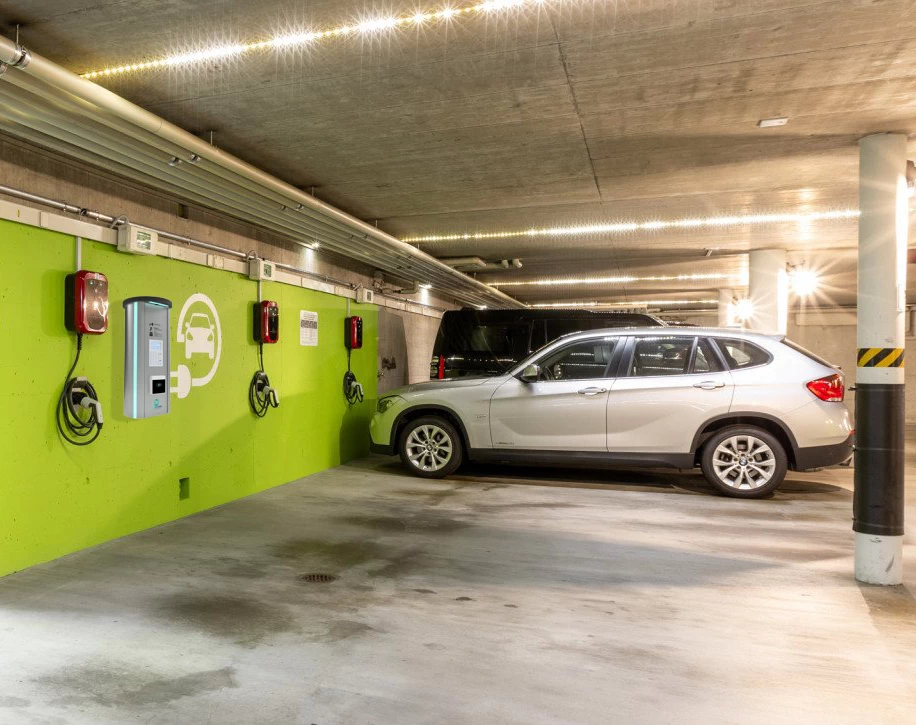 Uusi edullinen maksuautomaatti sähköautojen lataukseen