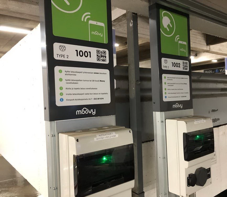 Infodatan bensanmaksuautomaatti itsenäisellä bensa-asemalla