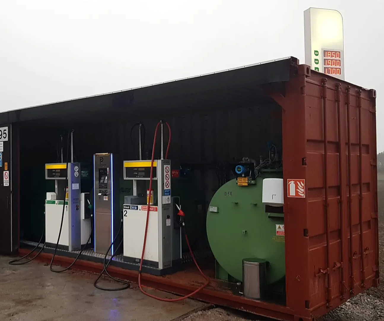 Infodatan bensanmaksuautomaatti itsenäisellä bensa-asemalla